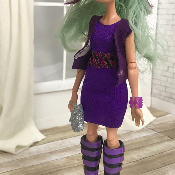 Madeline Hatter doll wearing purple dress - Picture 5 of 5